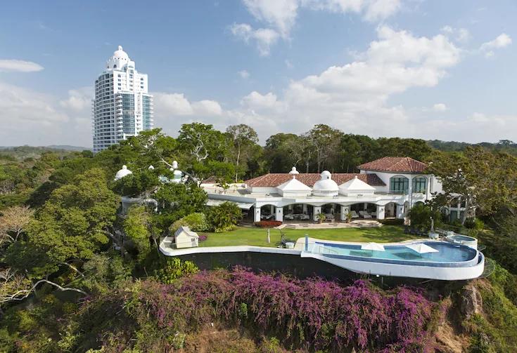 The residential tower of Casa Bonita is situated at the mouth of the Panama Canal and in the natural beauty of a rainforest.