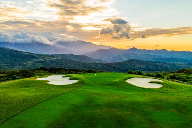 Located 3,900 feet into the cloud forest, Boquete offers golf courses with stunning views and great year-round spring-like weather.