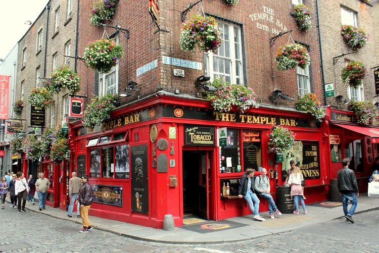 The Temple Bar is where a food market is set up every Saturday from 10:00 am to 4:00 pm. Locals sell everything from soda bread to fish and locally grown vegetables. It’s also a great place for expats to meet.