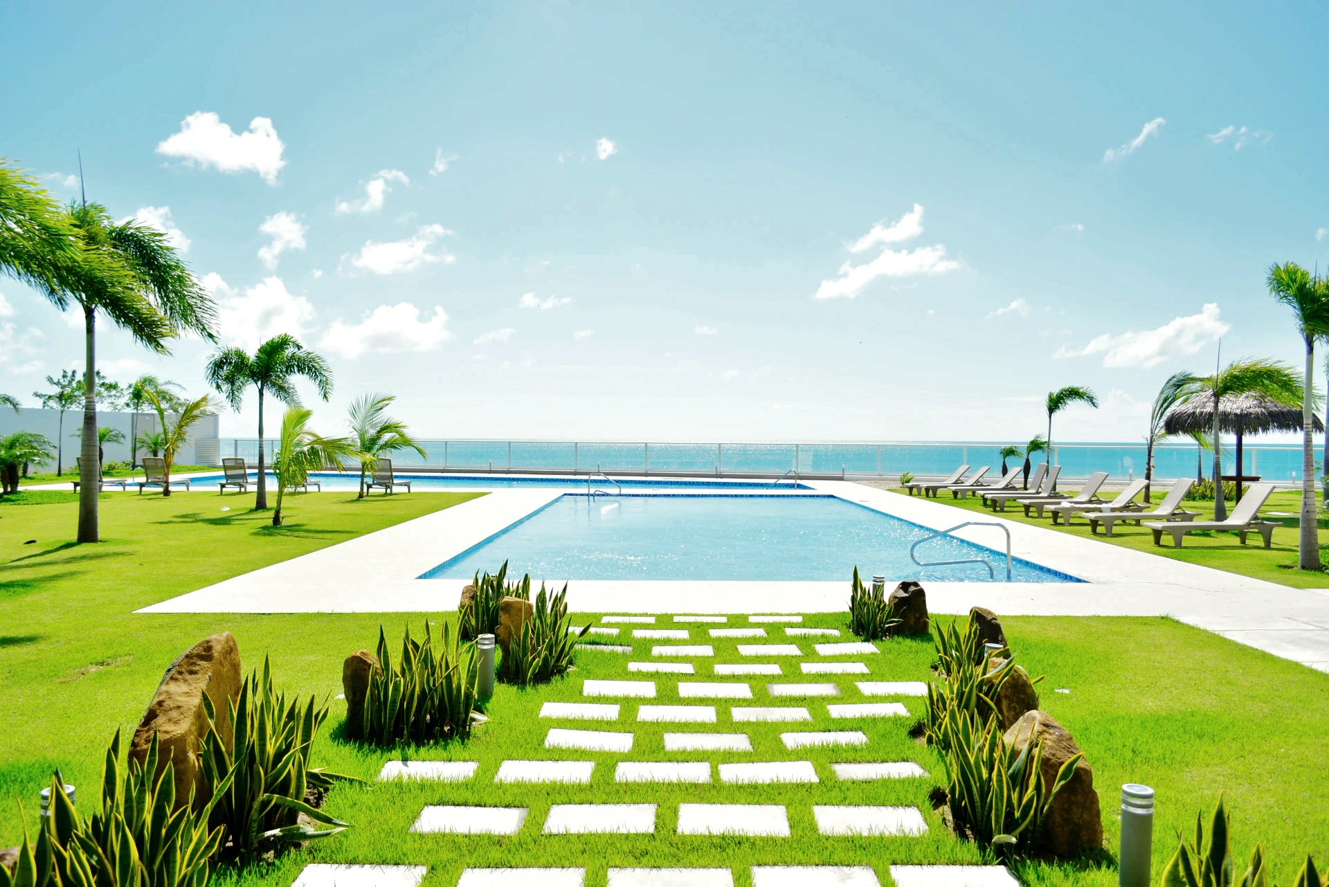 Royal Palm pool and lawn facing the Pacific, Nueva Gorgona