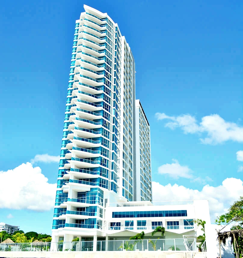 Royal Palm tower against the sky, Nueva Gorgona